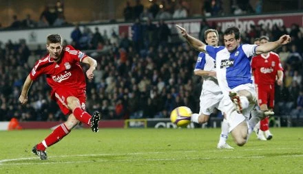 Steven Gerrard przypieczętował wygraną "The Reds" w meczu z Blackburn Steven Gerrard przypieczętował wygraną "The Reds" w meczu z Blackburn