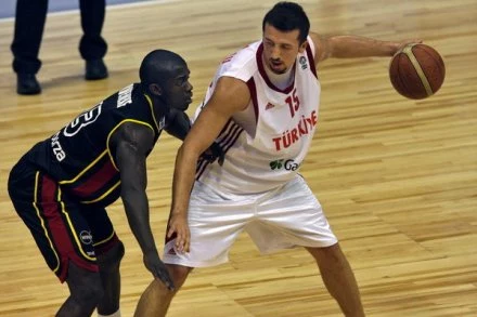 Z piłką Hedo Turkoglu największa gwiazda tureckiej koszykówki Z piłką Hedo Turkoglu największa gwiazda tureckiej koszykówki