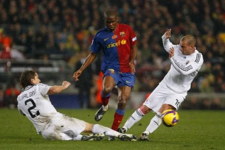Michel Salgado i Wesley Sneijder starają się powstrzymać Samuela Eto'o Michel Salgado i Wesley Sneijder starają się powstrzymać Samuela Eto'o