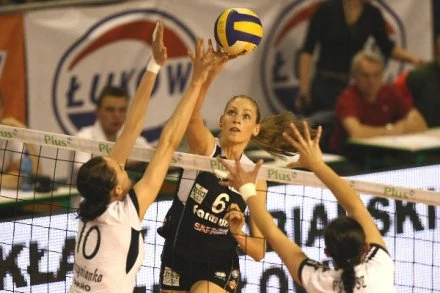 Atakuje Agnieszka Bednarek, fot: Cyfrasport Atakuje Agnieszka Bednarek, fot: Cyfrasport