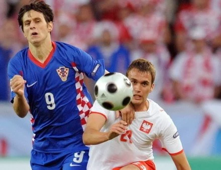 Nikola Kalinić w starciu z Adamem Kokoszką Nikola Kalinić w starciu z Adamem Kokoszką