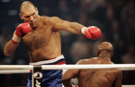 Nikołaj Wałujew pokonał Evandera Holyfielda Nikołaj Wałujew pokonał Evandera Holyfielda