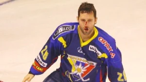 Milan Baranyk podnosi się po rzuceniu na bandę. Fot. Tomasz Markowski.