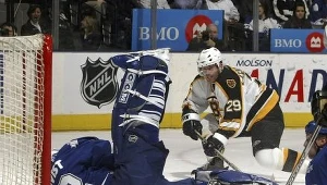 Mariusz Czerkawski w koszulce Boston Bruins.