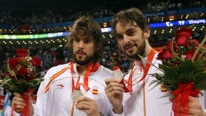 Marc (L) i Pau Gasol - wicemistrzowie olimpijscy z hiszpańskiej kadry