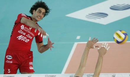 Atakuje Alessandro Fei Atakuje Alessandro Fei