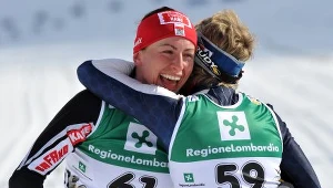 Justyna Kowalczyk przyjmuje gratulacje od Marianny Longi