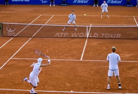 Łukasz Kubot (z lewej na dole) w parze z Oliverem Marachem przegrali finał debla Łukasz Kubot (z lewej na dole) w parze z Oliverem Marachem przegrali finał debla