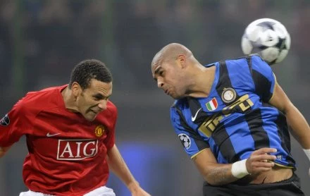 Rio Ferdinand uważa, że Jose Mourinho mógły zastąpić Aleksa Fergusona