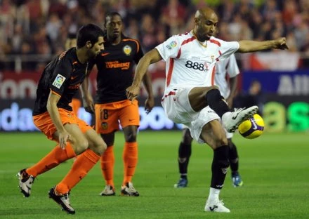 Raul Albiol w starciu z Frederikiem Kanoute Raul Albiol w starciu z Frederikiem Kanoute