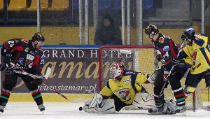 Michał Garbocz (z lewej) strzela na bramkę Krzysztofa Zborowskiego (Podhale), fot: Tadeusz Bącal