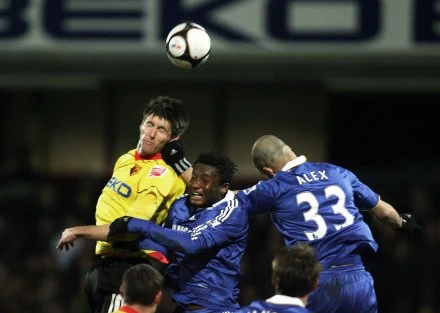 Z lewej Grzegorz Rasiak (tu w starciu z Chelsea) Z lewej Grzegorz Rasiak (tu w starciu z Chelsea)