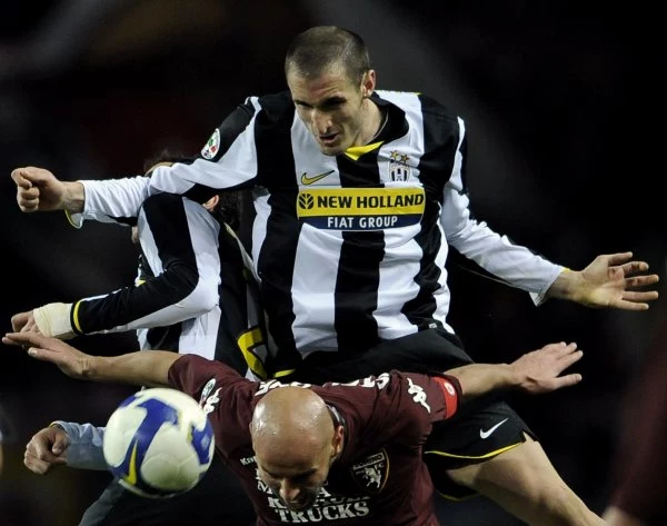Giorgio Chiellini (na górze) walczy z napastnikiem Torino Roberto Stellonem.