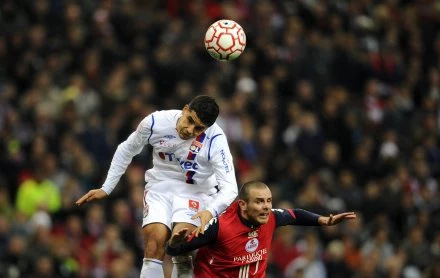 Campos Ederson (z lewej) w starciu z obrońcę Lille - Nicolasem Plestanem. Campos Ederson (z lewej) w starciu z obrońcę Lille - Nicolasem Plestanem.