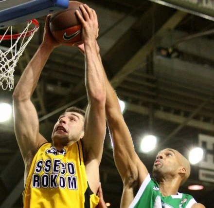 Z piłką środkowy Asseco Prokom Sopot - Adam Hrycaniuk Z piłką środkowy Asseco Prokom Sopot - Adam Hrycaniuk