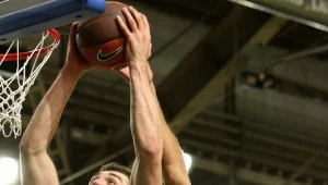 Z piłką środkowy Asseco Prokom Sopot - Adam Hrycaniuk
