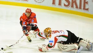 Michał Piotrowski (Cracovia) w ataku na barmkę Arkadiusza Sobeckiego, fot: Norbert Barczyk