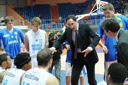 Trener Sebastian Machowski z zespołem, FOT. Polska Liga Koszykówki