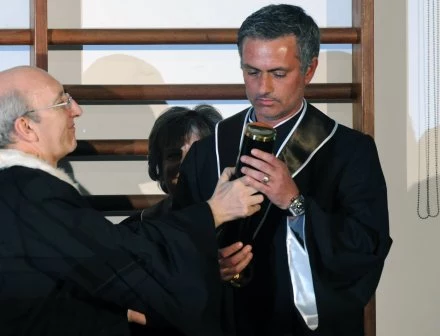 Jose Mourinho otrzymał tytuł doktora honoris causa uniwersytetu w Lizbonie Jose Mourinho otrzymał tytuł doktora honoris causa uniwersytetu w Lizbonie