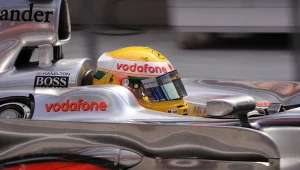 Lewis Hamilton w swoim bolidzie.