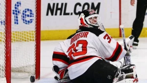 Martin Brodeur puszcza gola w meczu z Rangersami.