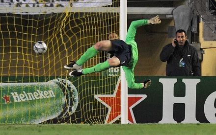 Manuel Almunia był bez szans przy strzale Marcosa Senny Manuel Almunia był bez szans przy strzale Marcosa Senny