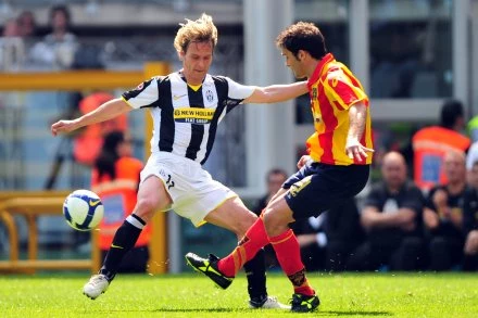 Pavel Nedved próbuje minąć Polenghi Tiziano z Lecce. Pavel Nedved próbuje minąć Polenghi Tiziano z Lecce.