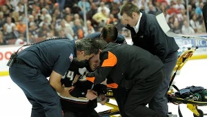 James Wisniewski z obitym płucem trafił do szpitala.