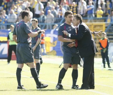 Ryszard Tarasiewicz podczas dyskusji z arbitrami, fot: Sławomir Ptasznik