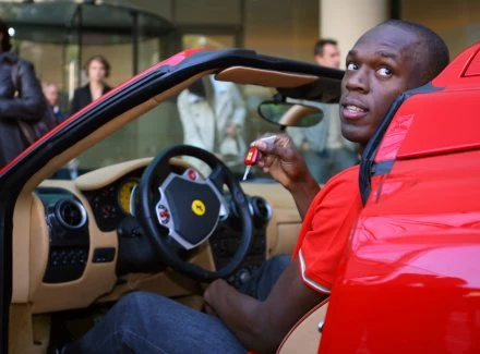 Za kierownicą Usain Bolt Za kierownicą Usain Bolt