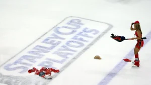 Czapki na lodzie w Chicago. Tak kibice wyrazili uznanie dla Blackhawks.