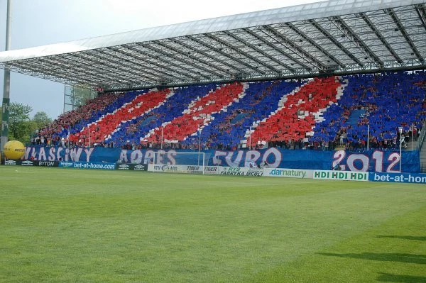 Na meczu z Legią kibice Wisły napisali: Reymonta 22 - właściwy adres Euro 2012. Fot. J. Żmijewska. Na meczu z Legią kibice Wisły napisali: Reymonta 22 - właściwy adres Euro 2012. Fot. J. Żmijewska.