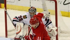 Dan Cleary strzela gola na 4:2. To kluczowy moment spotkania w Chicago.