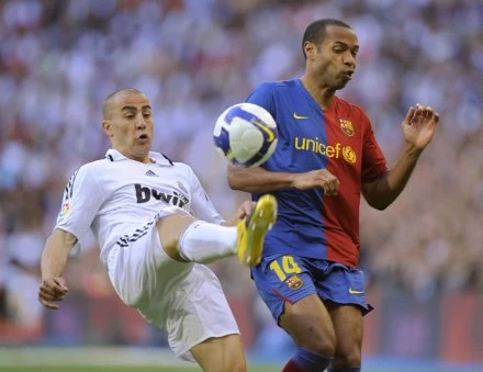 Fabio Cannavaro (z lewej) odchodzi z Realu Madryt Fabio Cannavaro (z lewej) odchodzi z Realu Madryt