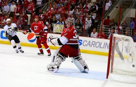Maxime Talbot (z lewej) jeszcze nie wierzy, że Cam Ward przepuścił krążek. Maxime Talbot (z lewej) jeszcze nie wierzy, że Cam Ward przepuścił krążek.