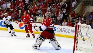 Maxime Talbot (z lewej) jeszcze nie wierzy, że Cam Ward przepuścił krążek.