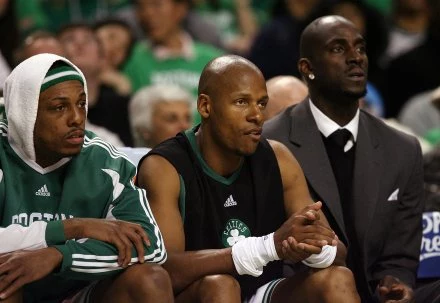 Kevin Garnett (pierwszy z prawej)