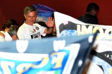Jose Mourinho świętujący mistrzowski tytuł Jose Mourinho świętujący mistrzowski tytuł
