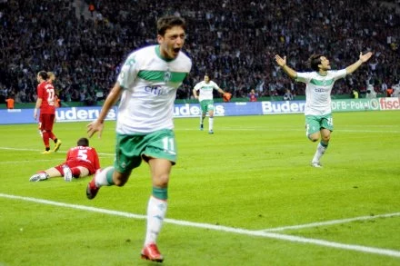 Mesut Oezil (na pierwszym planie), z prawej Diego