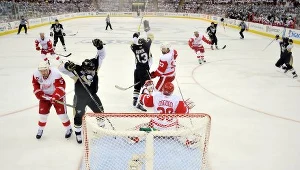 Krążek w siatce Detroit po strzale Siergieja Gonczara (drugi hokeista z prawej).