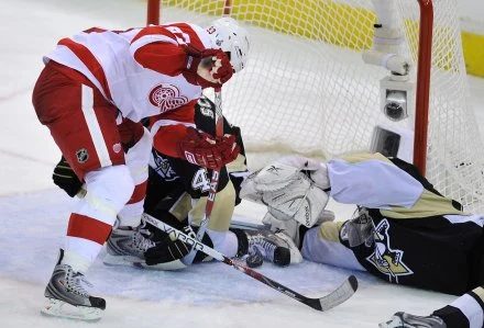 Bramkarz Pingwinów Marc-Andre Fleury zatrzymał Czerwone Skrzydła.