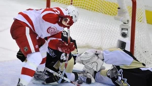 Bramkarz Pingwinów Marc-Andre Fleury zatrzymał Czerwone Skrzydła.