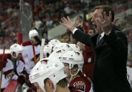 Wayne Gretzky na ławce Phoenix Coyotes. Wayne Gretzky na ławce Phoenix Coyotes.