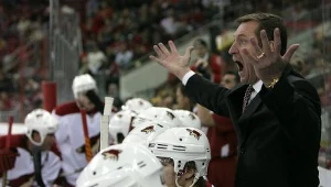 Wayne Gretzky na ławce Phoenix Coyotes.