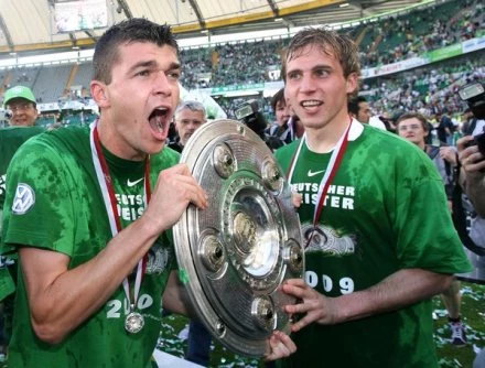 Edin Dzeko (z lewej) cieszy się z mistrzostwa Niemiec. Edin Dzeko (z lewej) cieszy się z mistrzostwa Niemiec.