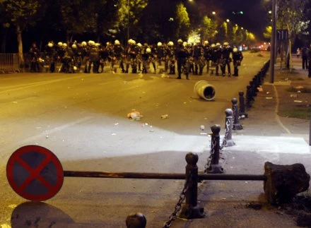 Czasmi świętowanie może przerodzić się w bitwę z policją Czasmi świętowanie może przerodzić się w bitwę z policją