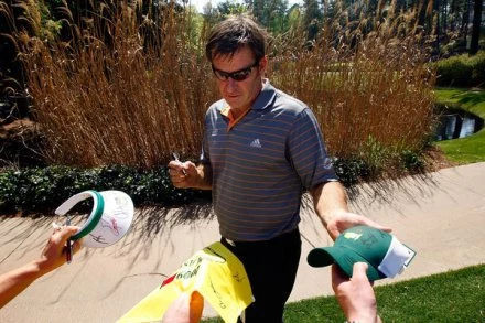 Nick Faldo rozdaje fanom autografy Nick Faldo rozdaje fanom autografy