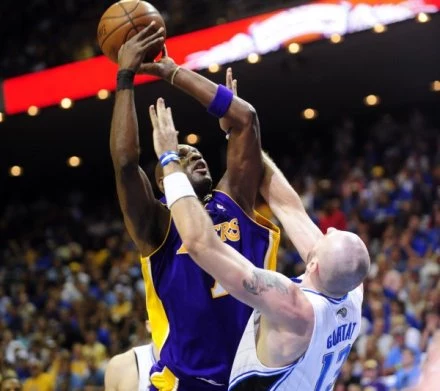 Marcin Gortat próbuje zablokować Lamara Odoma.