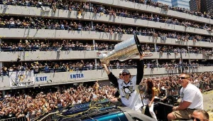 Gdy Sidney Crosby zaprezentował Puchar Stanleya oszalał cały Pittsburgh.