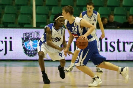 Z piłką Adam Waczyński, Fot Maciej Opala